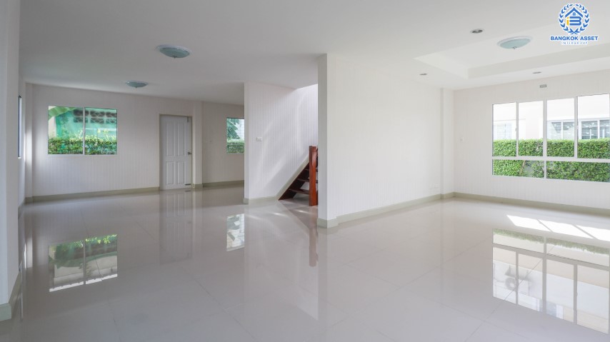 *****บ้านเดี่ยวมือสองย่านปทุมธานี ม.ชวนชื่นกรีนบาวด์ กรุงเทพ-ปทุมธานี บ้านสวยพร้อมเข้าอยู่ ภายในโครงการสภาพแวดล้อมดีมาก ใกล้สนามกอล์ฟ เนื้อที่ 56.2 ตร.ว. ฟังก์ชัน 3 ห้องนอน 3 ห้องน้ำ 2 ที่จอด บนทำเลเดินทางสะดวก เชื่อมต่อถนนหลายเส้นทาง ใกล้จุดขึ้นทางด่วน "อุดรรัถยา"